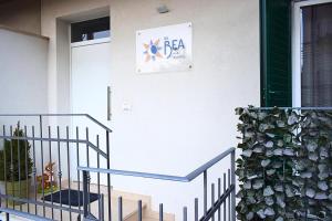 a sign on the door of a house with a plant at B&B Da Bea in Chieti