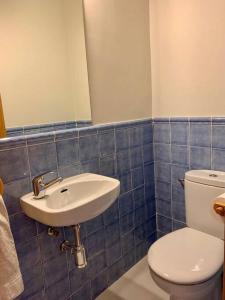 Casavieja的住宿－Casa Azañas，浴室配有白色卫生间和盥洗盆。