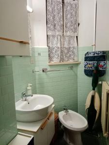 uma casa de banho com um lavatório e um WC em Guardavalle em Chiomonte