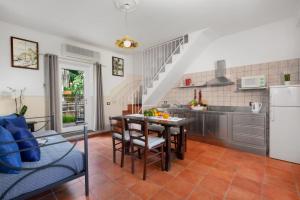 ソレントにあるAmore Rentals - Casa Limonetoのキッチン、リビングルーム(テーブル、椅子付)