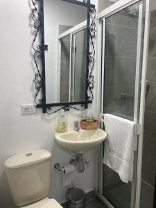 Un baño de Aparta Estudio, para estrenar comfortable