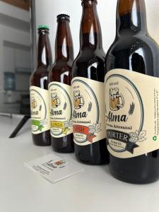 Un grupo de cuatro botellas de cerveza sobre un mostrador. en Lincoln Relax, en Lincoln