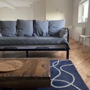 ein Sofa im Wohnzimmer mit Couchtisch in der Unterkunft Duplex à Wissant 115m2-terrasse- vrai weekend jusque 16h le dimanche in Wissant
