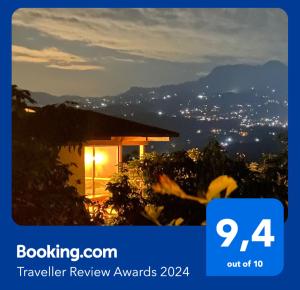 ein Zeichen, das Reisebewertungspreise mit einem Bild eines Hauses liest in der Unterkunft Glamping Entrearboles - Bellavista in La Mesa