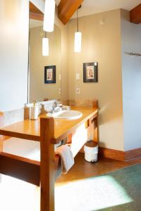 een badkamer met een wastafel en een spiegel bij Waterfront Condo in Ucluelet in Ucluelet