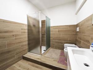 une salle de bain avec une douche, des toilettes et un lavabo dans l'établissement Assisi Suite Relax, Bilocale nel centro storico, à Assise 12 autres photos