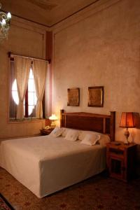 a bedroom with a large white bed and a window at Hotel Boutique Casa de la Palma in Puebla