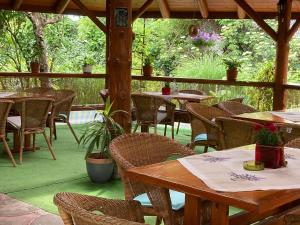 un patio vacío con mesas y sillas en un restaurante en Pensiunea Dragonul, en Avrig