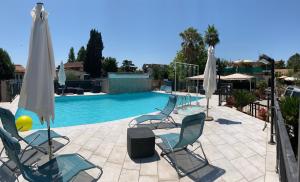 a swimming pool with chairs and umbrellas at Villa Patrizia in Mostacciano