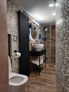 y baño con lavabo, aseo y espejo. en Trend Apart Hotel, en Brasov