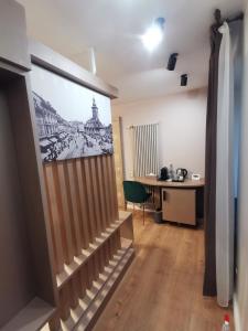 Habitación con un dibujo en la pared y escritorio. en Trend Apart Hotel, en Brasov