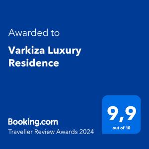 Um sinal azul com o texto atribuído à vaza Luxury Residence em Varkiza Luxury Residence em Varkiza