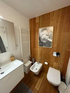 uma casa de banho com um lavatório branco e um WC. em NEW! Feel the Ocean Design Apartment em Pataias
