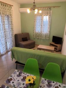 TV a/nebo společenská místnost v ubytování Lina's House Sivota