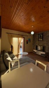 ein Wohnzimmer mit Sofa und Tisch in der Unterkunft July Seaview Apartments in Sarandë