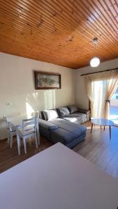 ein Wohnzimmer mit Sofa und Tisch in der Unterkunft July Seaview Apartments in Sarandë