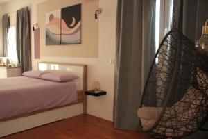 een slaapkamer met een bed en een schommel bij La Pietra Nera - Etna Home in Catania