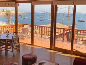 Habitación con balcón con vistas al océano. en Casa con vista al mar en Caldera, en Caldera