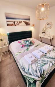 Apartament Yellow Mielno في ميلنو: غرفة نوم عليها سرير وفوط