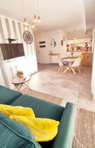 - un salon avec un canapé vert et une table dans l'établissement Apartament Yellow Mielno, à Mielno
