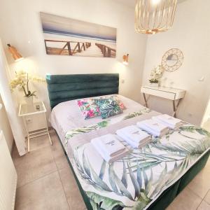 - une chambre avec un lit et des serviettes dans l'établissement Apartament Yellow Mielno, à Mielno