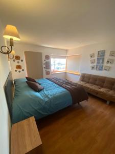 a bedroom with a bed and a couch at Casa con vista al mar en Caldera in Caldera