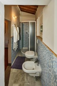 a bathroom with two toilets and a sink at Agriturismo Olmi Grossi in Impruneta