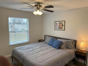 A bed or beds in a room at Peaceful Park 2 Bedroom Remodeled Family Suite