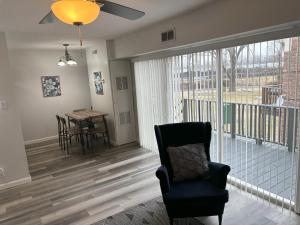 A seating area at Peaceful Park 2 Bedroom Remodeled Family Suite