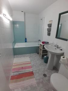 a bathroom with a sink and a toilet and a tub at LAS 4 ESTACIONES in Elda