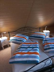 Ένα ή περισσότερα κρεβάτια σε δωμάτιο στο Zimmer und Apartment Rosi