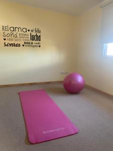 a pink yoga mat and a pink ball in a room at Duplex Marea Baja in Playa Unión