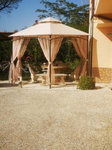 duży opalenizny namiot ze stołem piknikowym pod nim w obiekcie Villa Valentina w mieście Madonna dellʼAcqua +12 zdjęć
