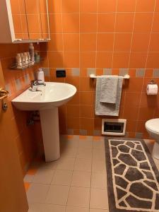 ein Bad mit einem Waschbecken und einem WC in der Unterkunft Dimora Provenzali in Cento