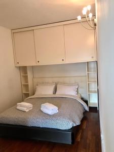 uma cama com duas toalhas em cima em Casa La Mo’ moderno bilocale in zona tranquilla em Cattolica