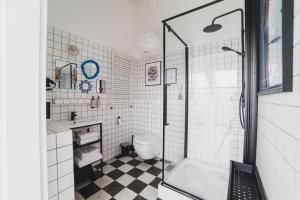La salle de bains est pourvue d'une douche et de toilettes. dans l'établissement Vitrum Apartments, à Cracovie