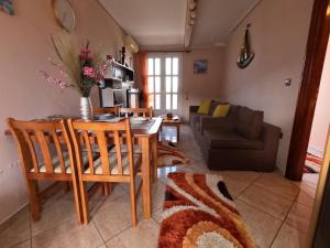 uma sala de estar com uma mesa e um sofá em Kalimera Apartments em Kokkari