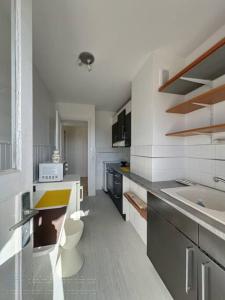 una cucina bianca con lavandino e servizi igienici di AGENCIA Appartement 2 pièces lumineux 5e a Cannes