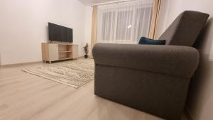 un soggiorno con divano e TV di Comodo Apartment a Turda