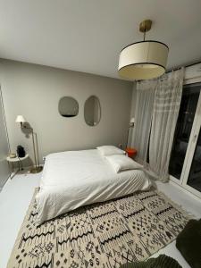 Ένα ή περισσότερα κρεβάτια σε δωμάτιο στο Chic Urbain Studio Moderne aux portes de Paris