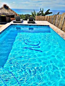 uma piscina com água azul num resort em Desired View em Choiseul