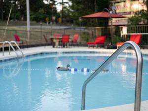 Bazén v ubytovaní Stonegate Lodge Bear's Den Kitchen, Pool, Firepit, WIFI ,Smart TVs alebo v jeho blízkosti