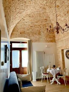 een woonkamer met een bank en een tafel bij Nido di pietra-dimora in centro in Alberobello