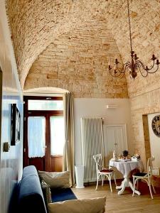 salon z kanapą i stołem w obiekcie Nido di pietra-dimora in centro w Alberobello