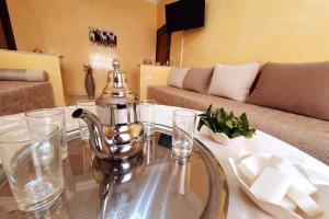 uma sala de estar com uma mesa e uma chaleira. em Nice 2 BR flat - L'Appart'215- Agadir em Agadir