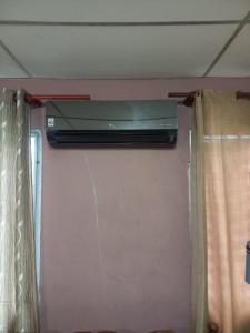 um ar condicionado numa parede num quarto em PaCasa Hostel em David