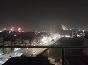 uitzicht op een stad 's nachts met verlichting bij pyramids view suite/vista piramidi in Caïro