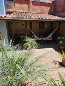 eine Veranda mit Hängematte auf einem Haus mit Pflanzen in der Unterkunft Casa Hibiscus Boutique Hotel in Cuenca