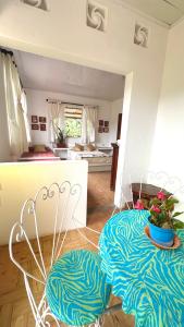 een woonkamer met een tafel met een blauwe en witte deken bij Finca Hotel Villaruth in Apulo