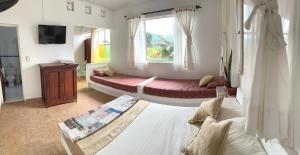 een slaapkamer met 2 bedden en een raam bij Finca Hotel Villaruth in Apulo